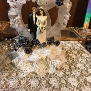 Wearing cake ornament (vintage) in box